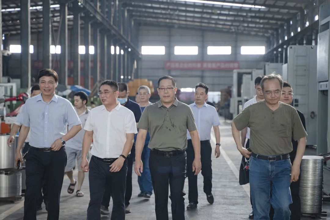 衡東縣縣委副書記、縣長(zhǎng)對(duì)朝陽(yáng)集團(tuán)自動(dòng)化生產(chǎn)線進(jìn)行視察
